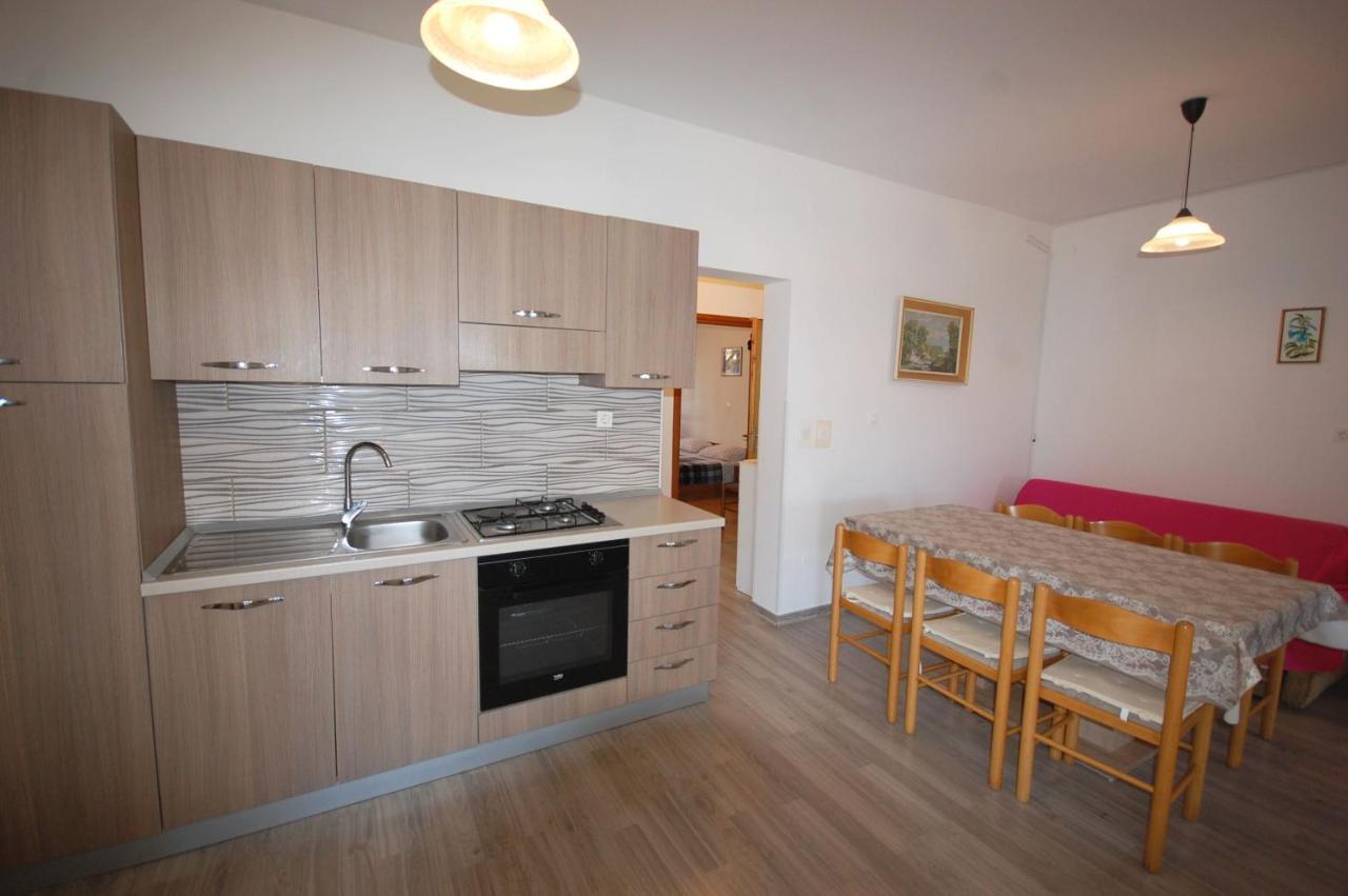 Apartments Snjezana By El-Pi Tours Njivice Exterior photo